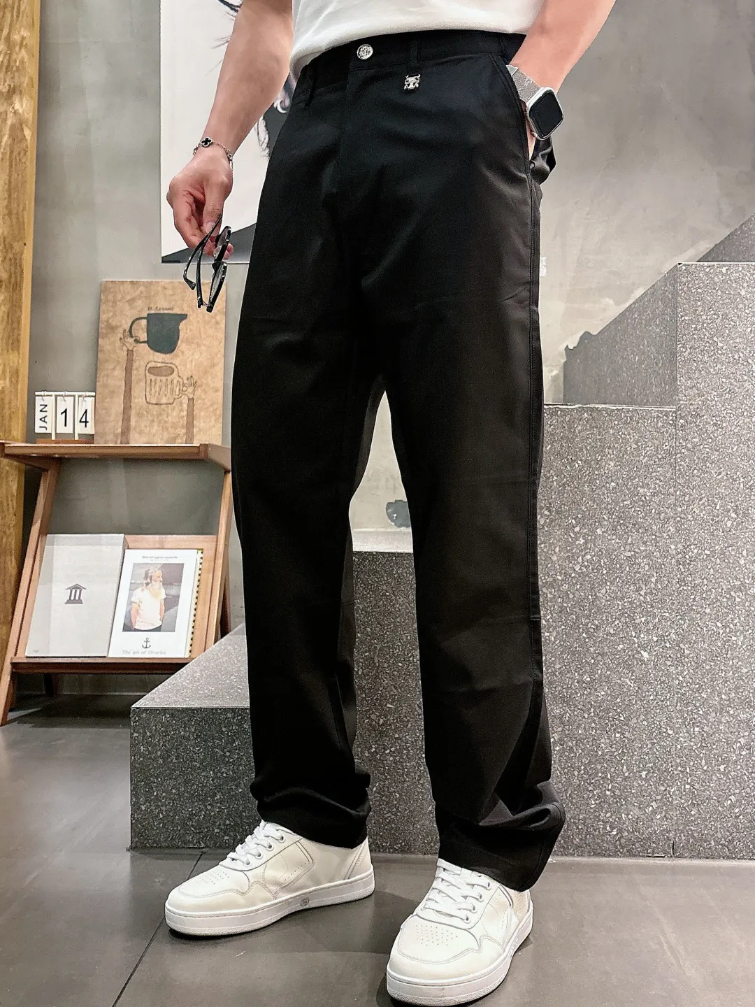 BC 26FW combed cotton blend, crisp and stylish, with a strong sense of ribbing, anti-wrinkle, strong elasticity on all sides, good elasticity, elastic waist, three-dimensional tailoring, upper body, slim and stylish men's casual trousers# The latest online casual trousers with extraordinary taste, the customized fabric is the focus of this style! The soft and elastic fabric gives it excellent stiffness, always maintains a neat shape, and is not easily deformed. Extremely comfortable. Cotton fiber brings a natural skin-friendly feel, making the wearing experience warmer and more comfortable. Its good breathability allows the skin to breathe freely. The pants have just the right elasticity to not be restrained during activities, and the perfect fit provides a comfortable wearing experience. The overall weight is full, and the cotton component is added to feel fluffy and soft, very textured, and it is extremely comfortable and breathable to wear. It is then spun with an exclusive fabric production process, and finally tempered to produce such a top-quality fabric. It is not easy to pill and has a wide feel. It has a solid and delicate feel, a thick and soft cloth surface, good anti-pilling properties, and is not easy to wrinkle and is easy to take care of! The whole trousers have a straight and stylish texture. They have the powerful performance of being breathable, moisture-absorbing, warm and wind-resistant when worn. They are very comfortable to wear next to the body and there is no discomfort at all! The quality alone is superior to all the products on the market, and you can also feel the most top-notch comfort! Straight-leg trousers with three-dimensional tailoring that conforms to the human body, modifying your long and lean figure! The details are enough to reflect the quality. The fit is comfortable and loose without being bulky. It is suitable for all body types regardless of people. It can be easily controlled whether it is leisure or business. You deserve it! Sizes:M-XXXL